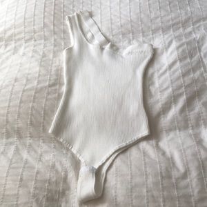 Whit one shoulder bodysuit